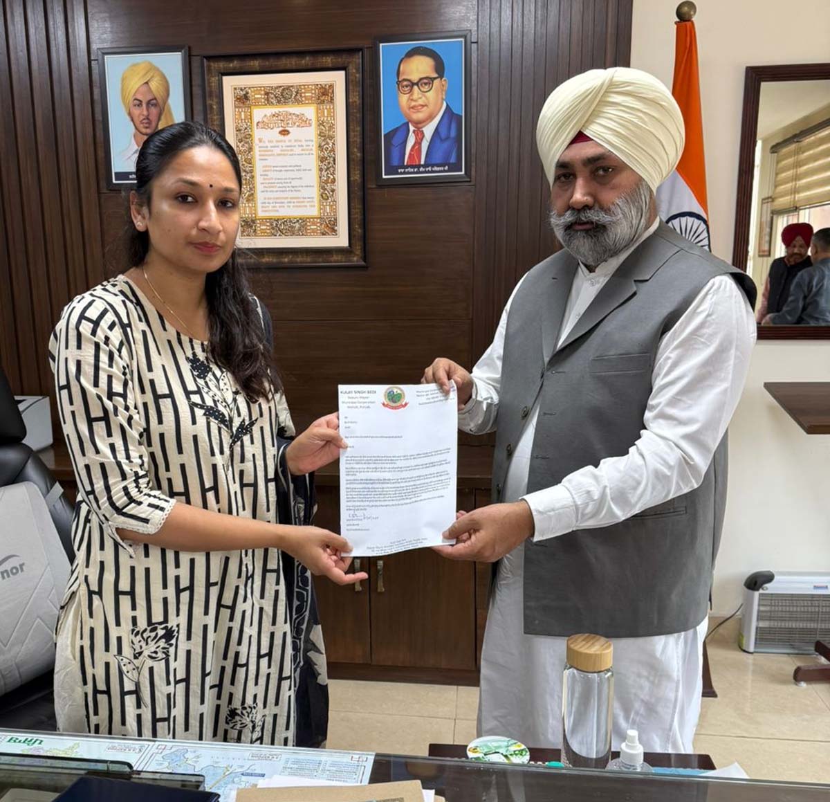 Deputy Mayor of Mohali Kuljit Singh Bedi met Deputy Commissioner on the issue of cleanliness of the city.